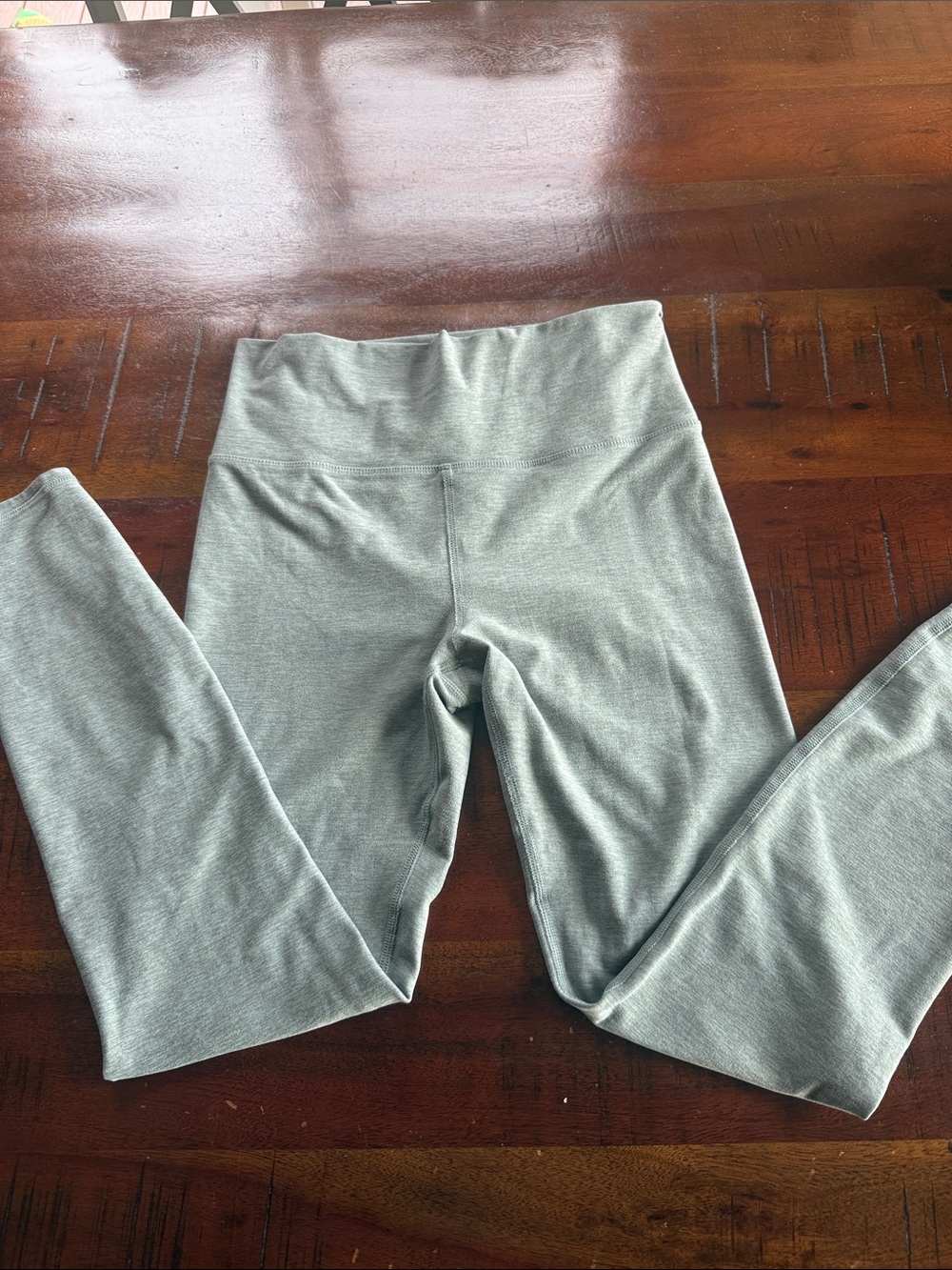 Vuori High-Waist Leggings in Sage Green